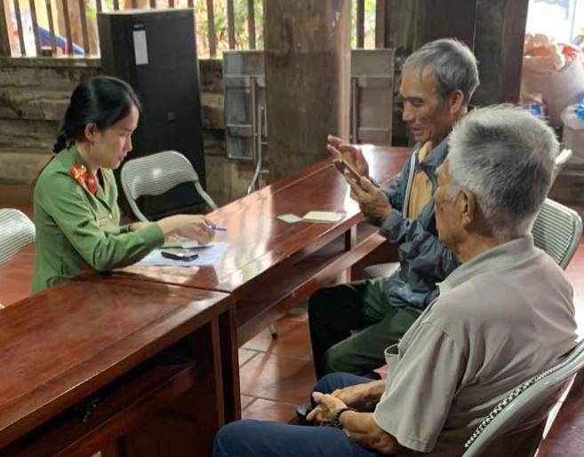 Công an xã Tuệ Tĩnh xuống cơ sở hướng dẫn Nhân dân góp ý dự thảo văn kiện Đại hội XIV của Đảng qua ứng dụng VNeID